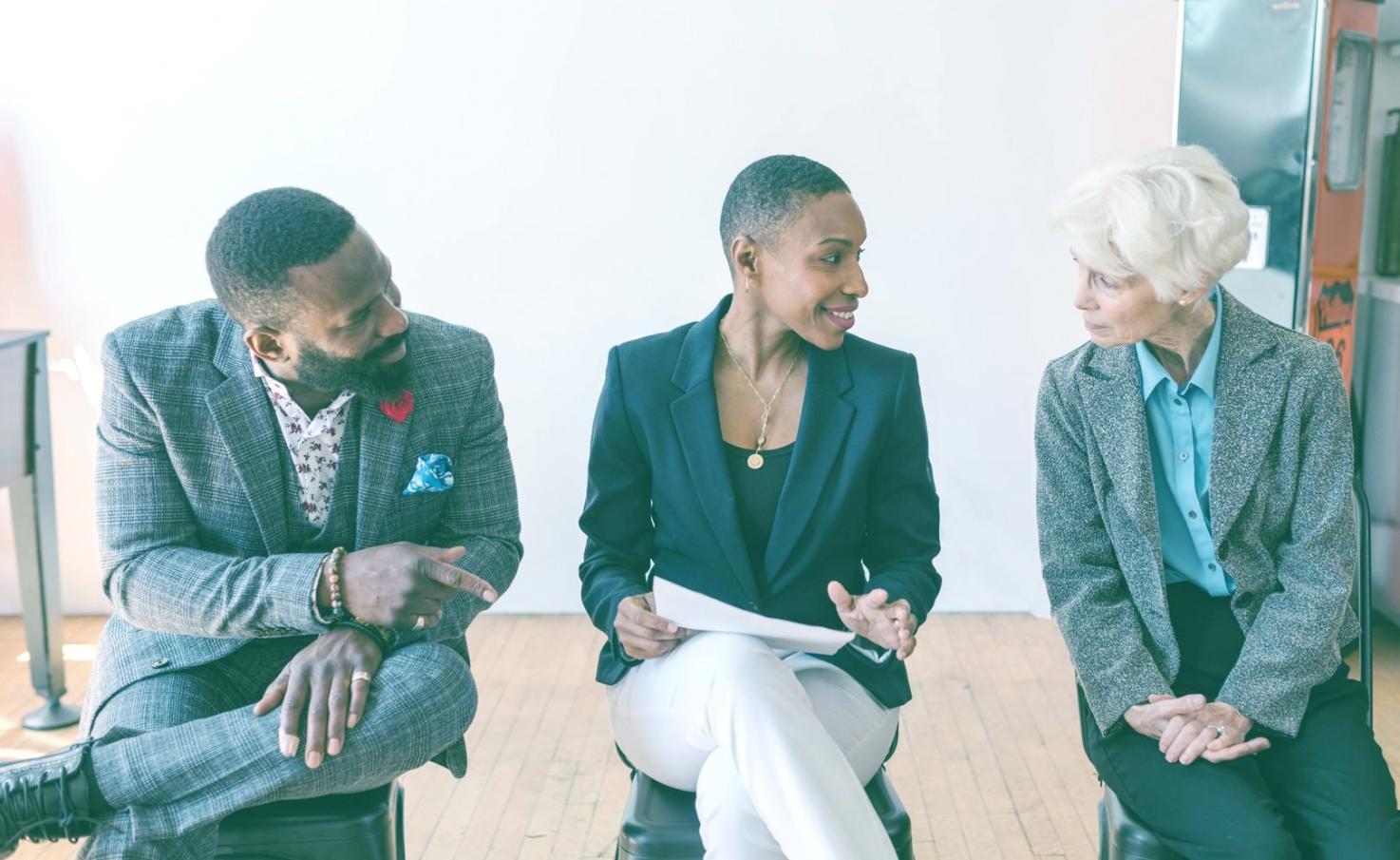 Internationale Studierende bei gemeinsamer Projektarbeit am Computer