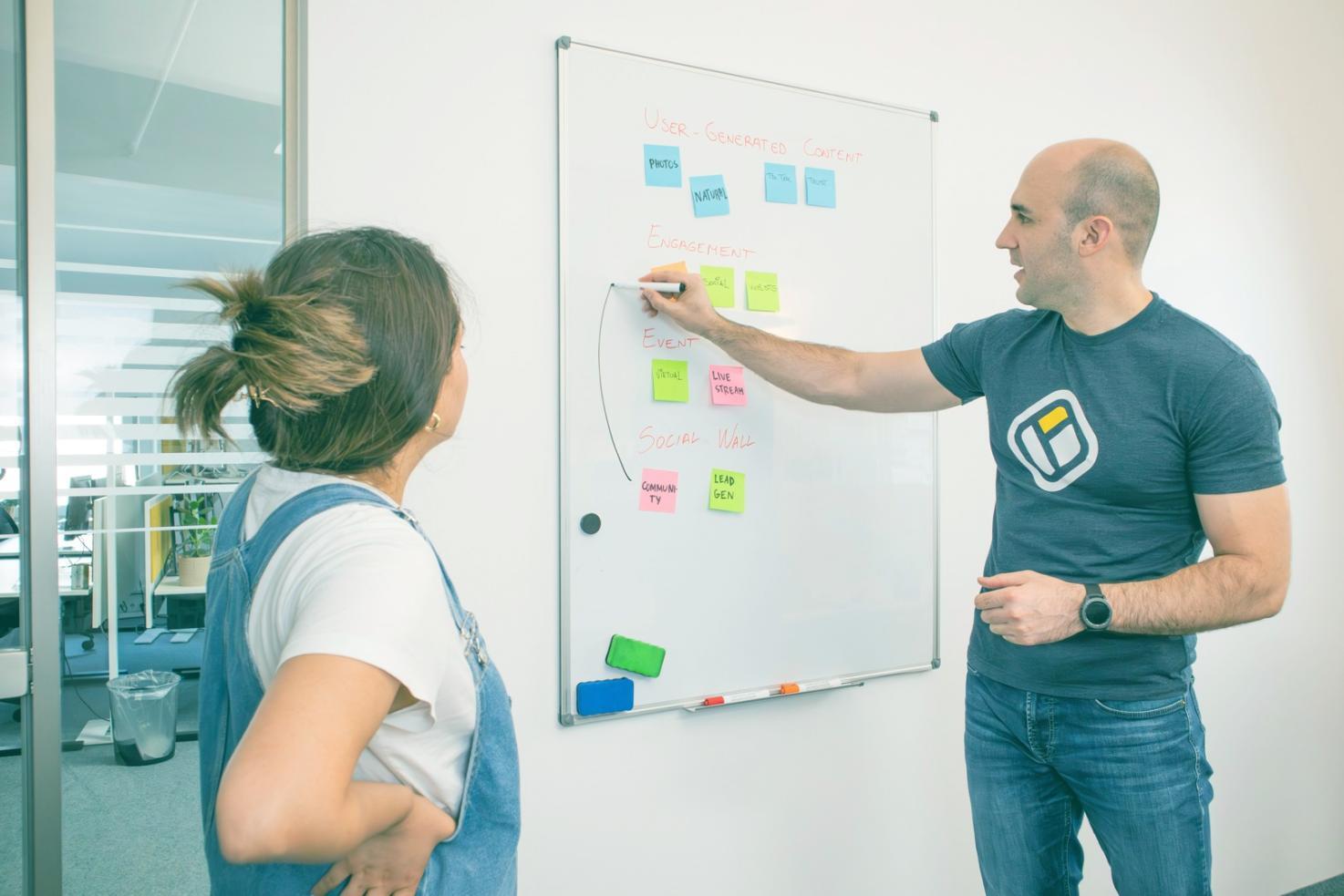 Workshop-Teilnehmer bei praktischen SEO-Übungen