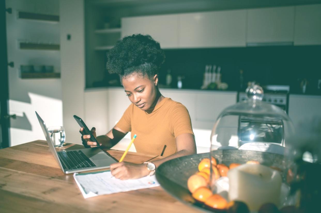 Team bei der Arbeit an SEO-Strategien und Datenanalyse