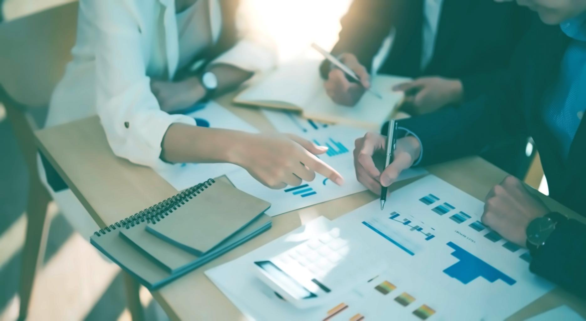 Workshop-Situation mit Mentor und internationalen Studierenden bei der Code-Review