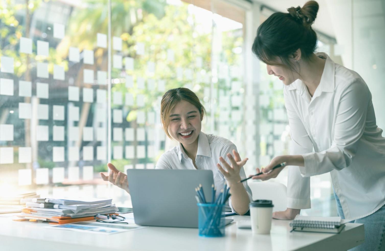 Moderne Arbeitsumgebung mit SEO-Analysen auf mehreren Bildschirmen